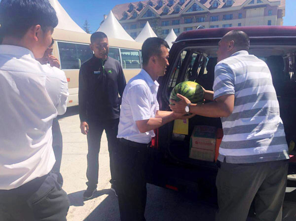 送清涼到一線 慰問(wèn)烈日下堅(jiān)守的員工