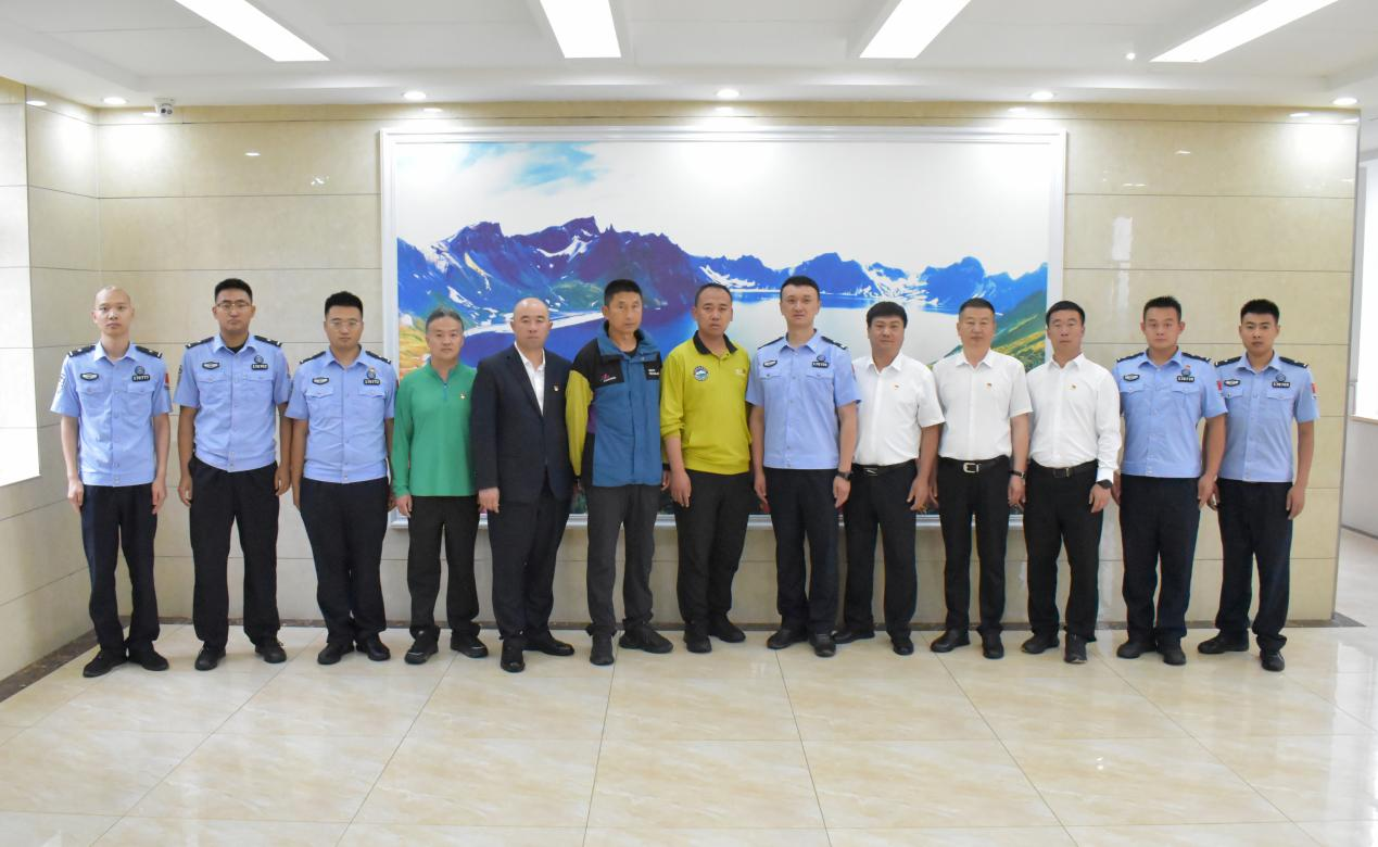 西南景區(qū)運(yùn)營(yíng)黨支部開(kāi)展“八一” 建軍節(jié)走訪慰問(wèn)活動(dòng)